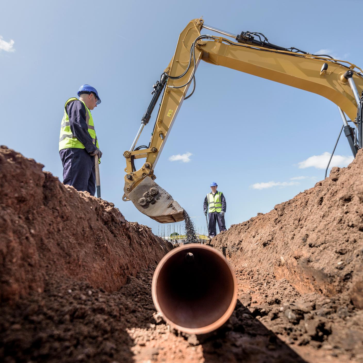PAS 1892 - travailleurs de la construction avec une pelleteuse