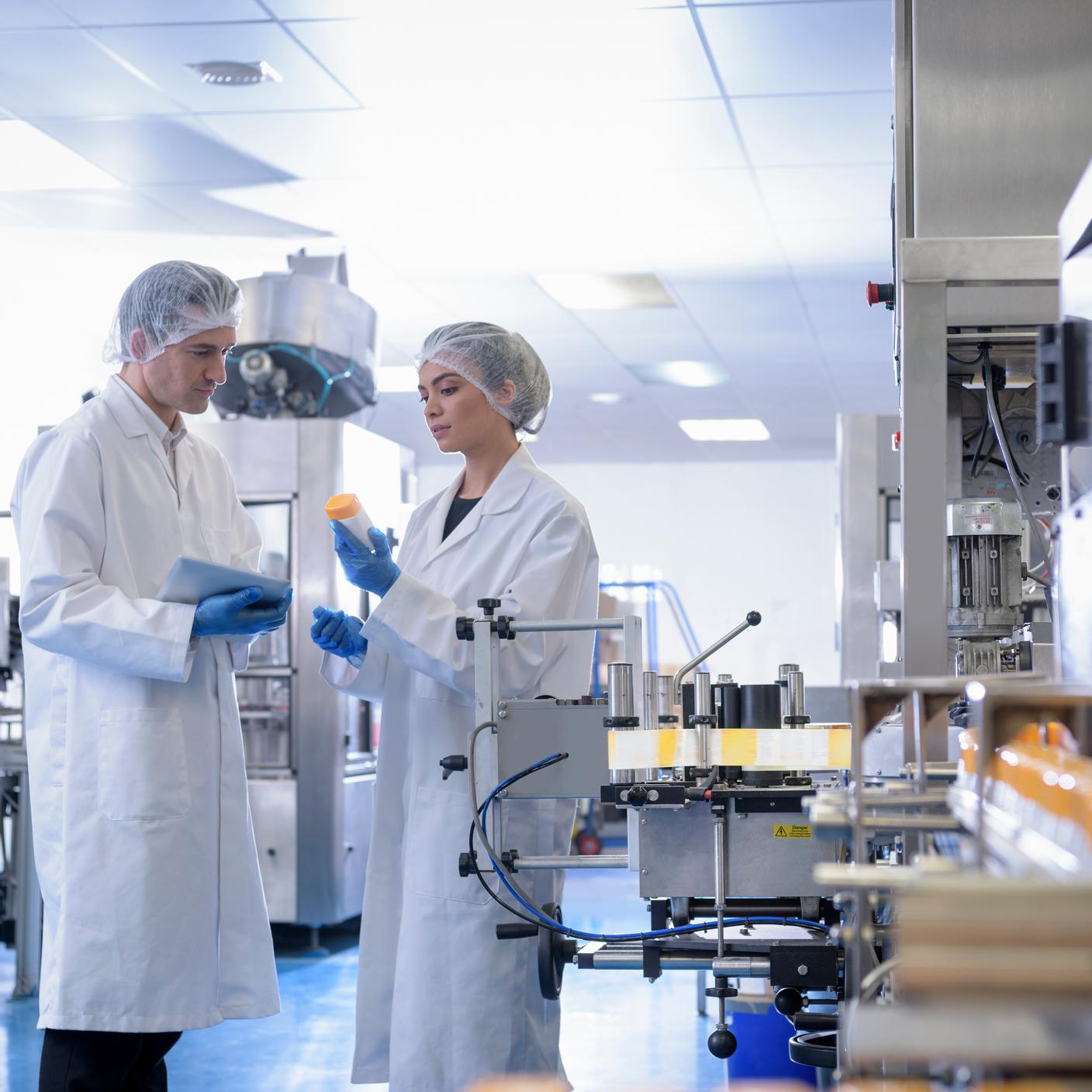 MDSAP – Zwei Wissenschaftler arbeiten in einem Labor