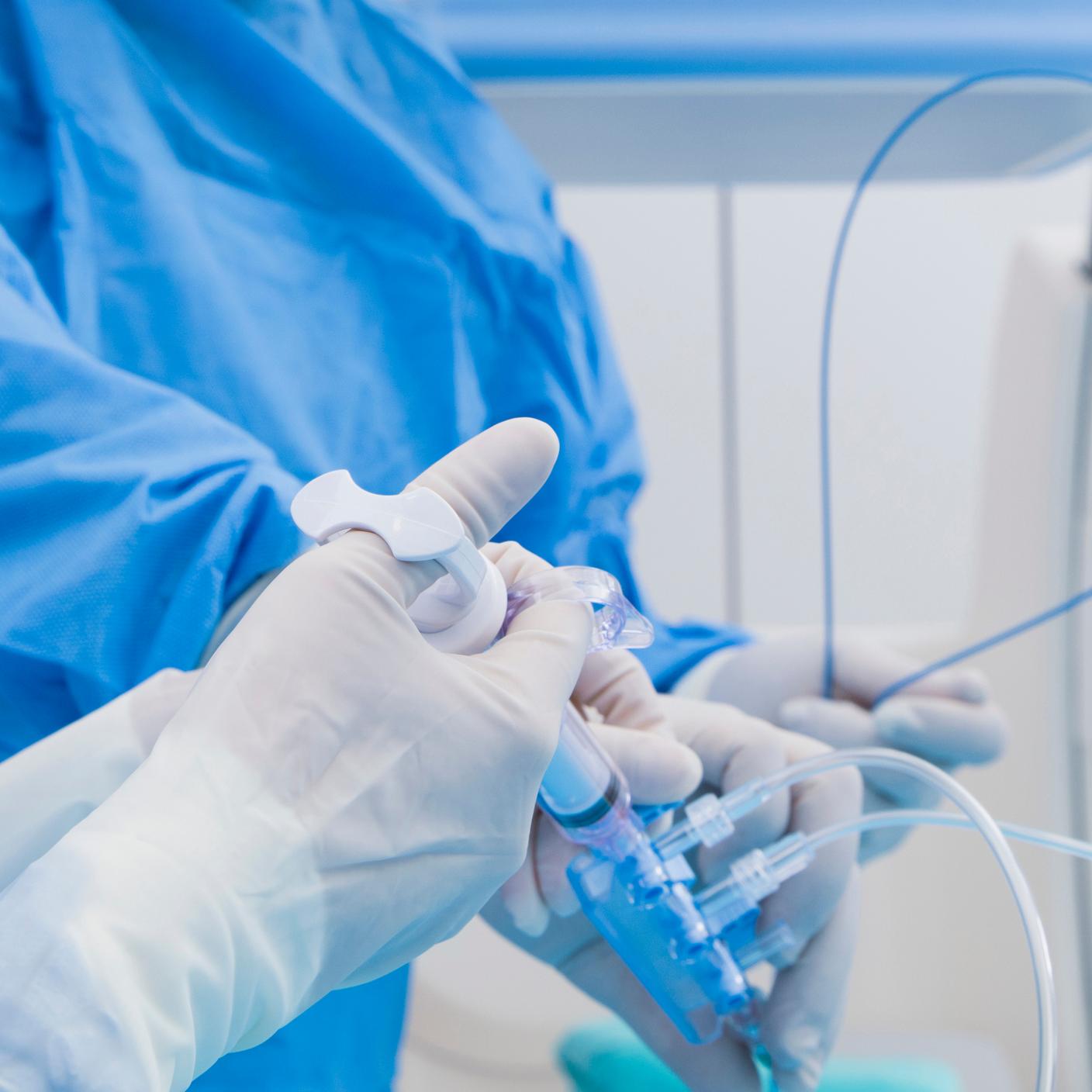 AIMD: Equipo médico realizando una cirugía