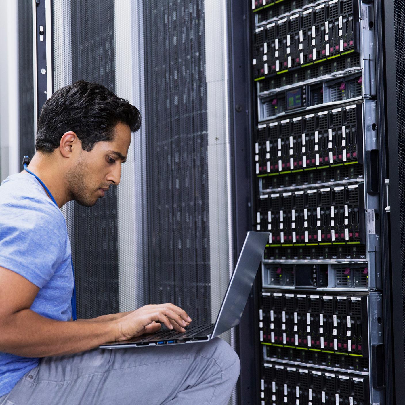 Mann arbeitet im Serverraum