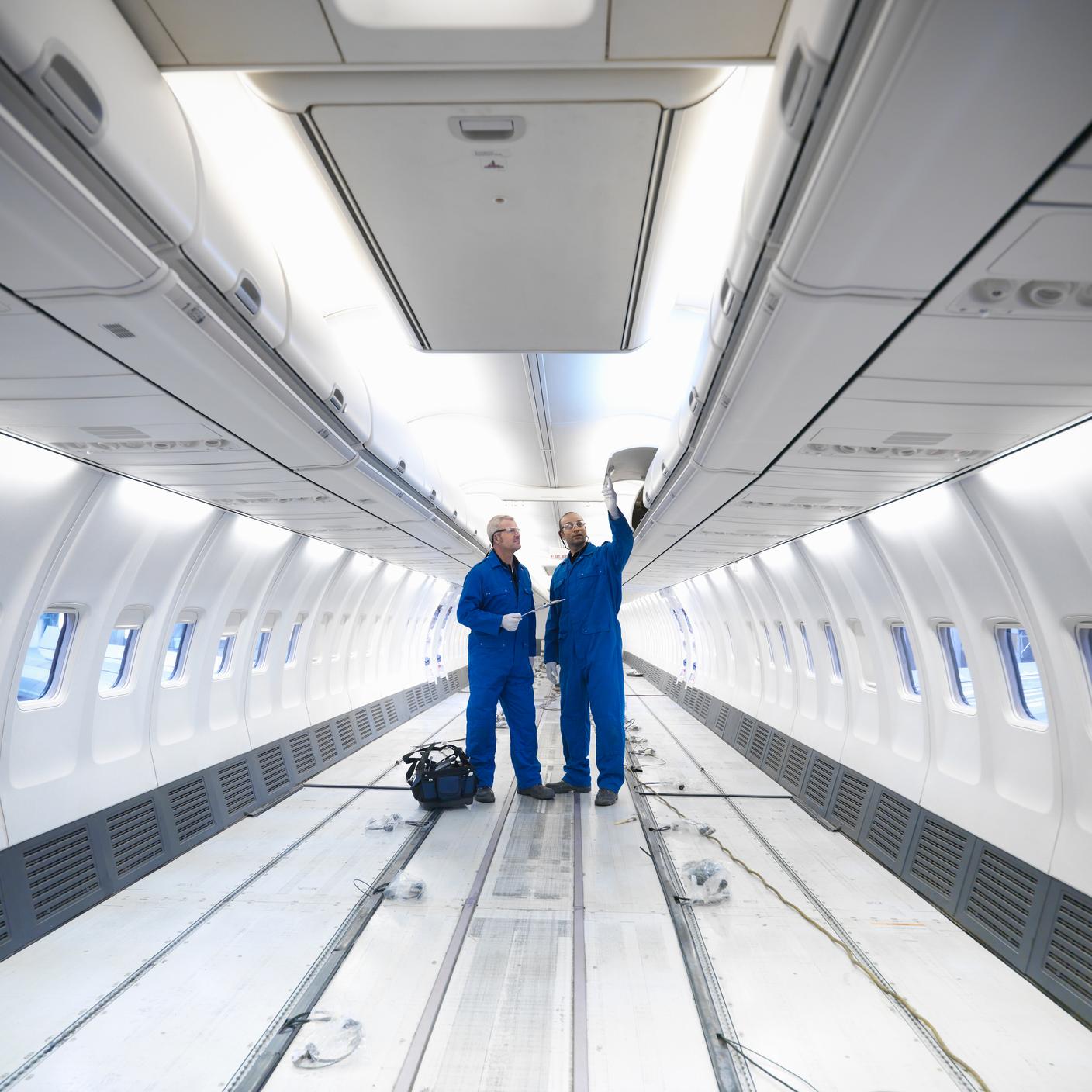 Flugzeugingenieure arbeiten an der Innenausstattung einer Boeing 737