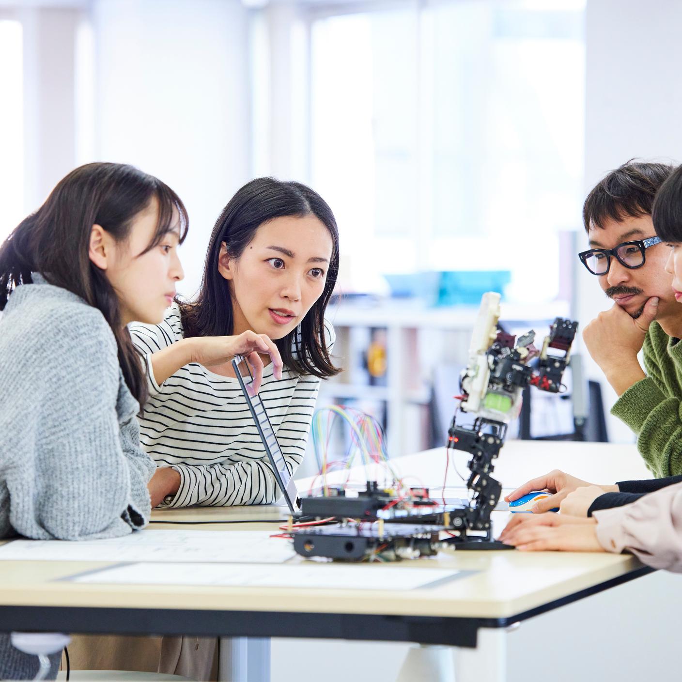 Réunion de l'équipe de recherche et développement en robotique
