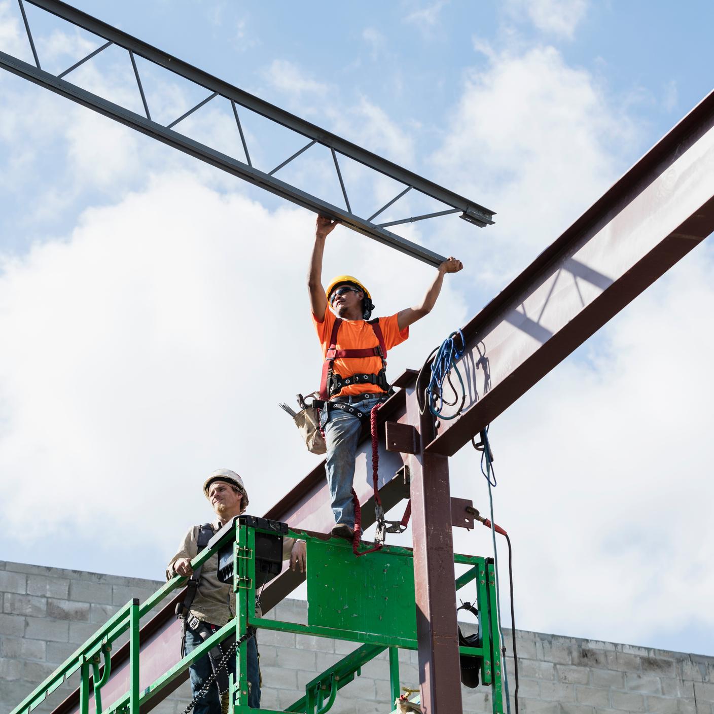 Trabalhadores da construção civil em um elevador tesoura
