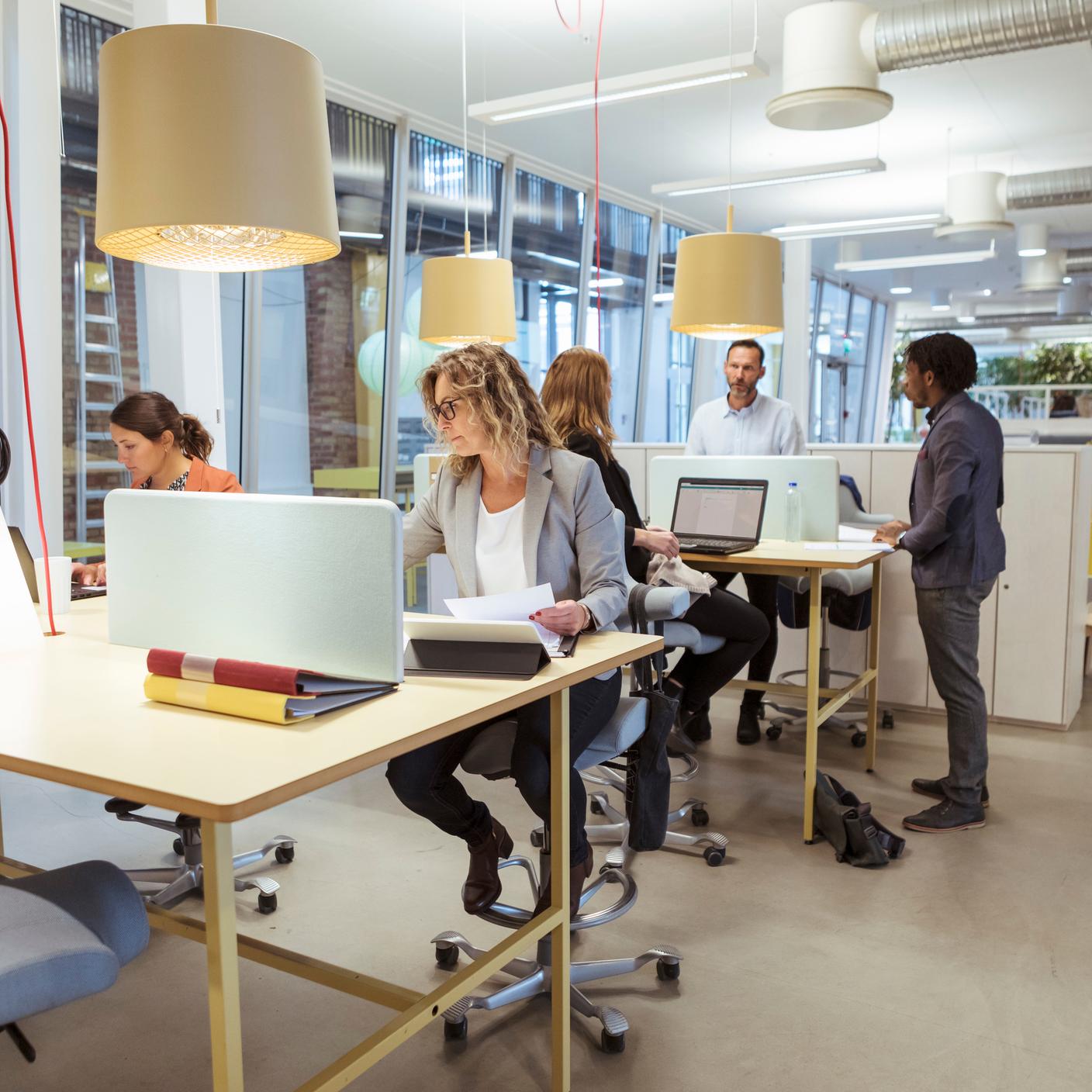 Empresarios multiétnicos trabajando en un escritorio en la oficina