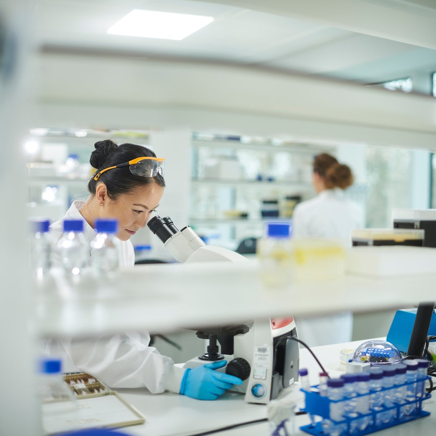 Vrouwelijke wetenschapper werkt in een laboratorium