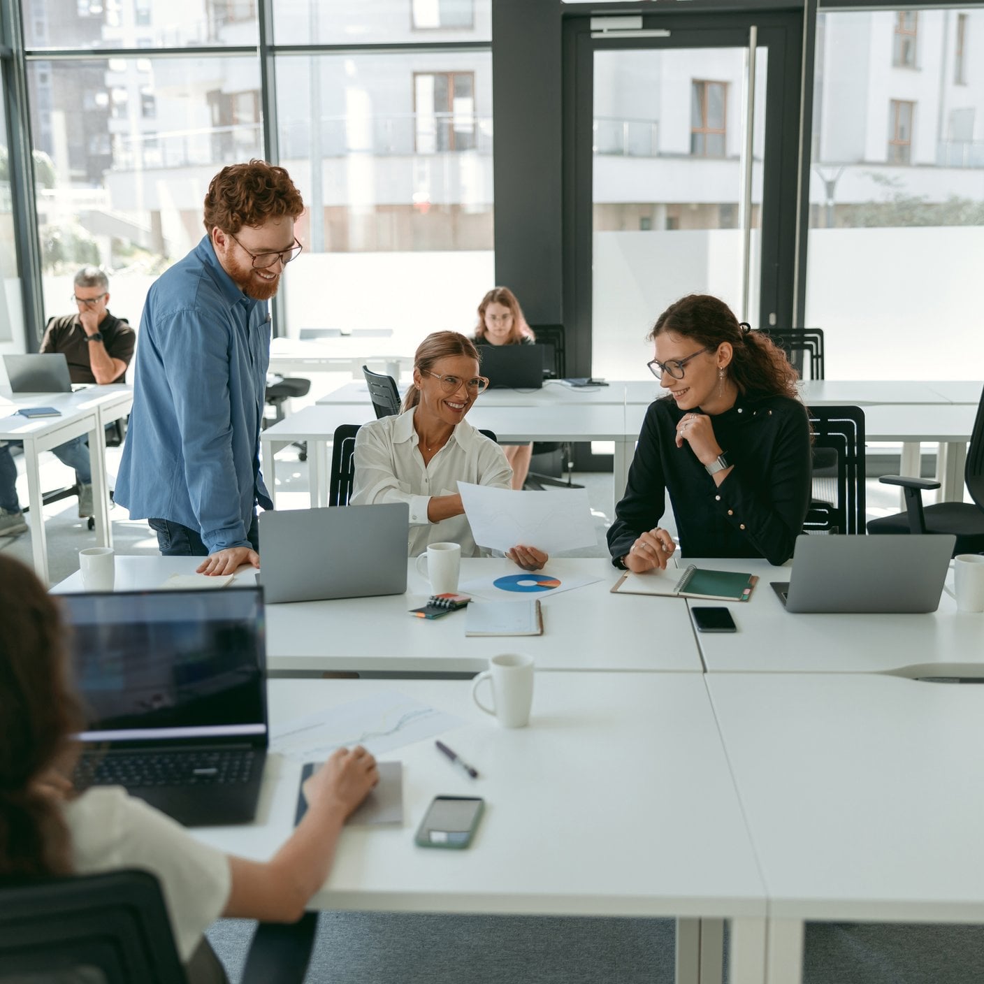 Functionaris aan het werk en kijkt naar een laptop