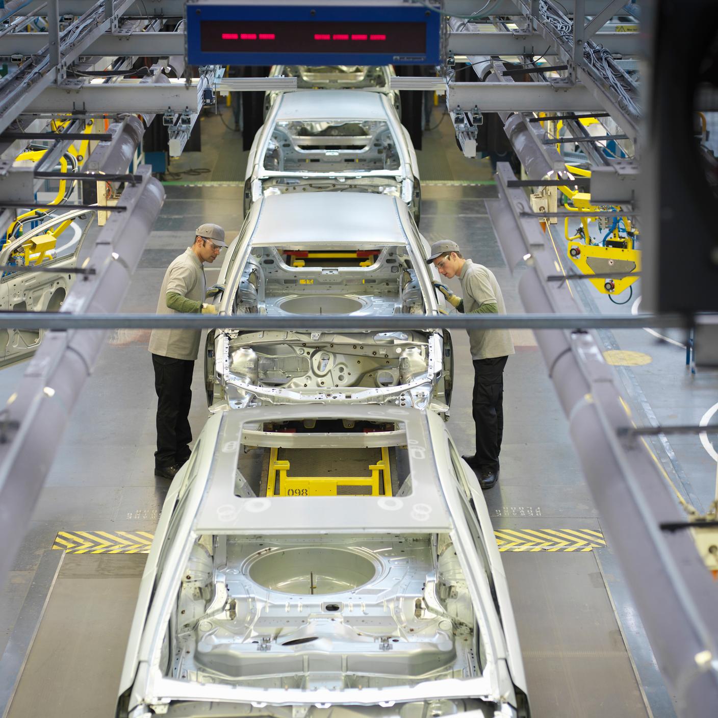 Arbeiter in einer Autofabrik am Fertigungsband, Nordengland
