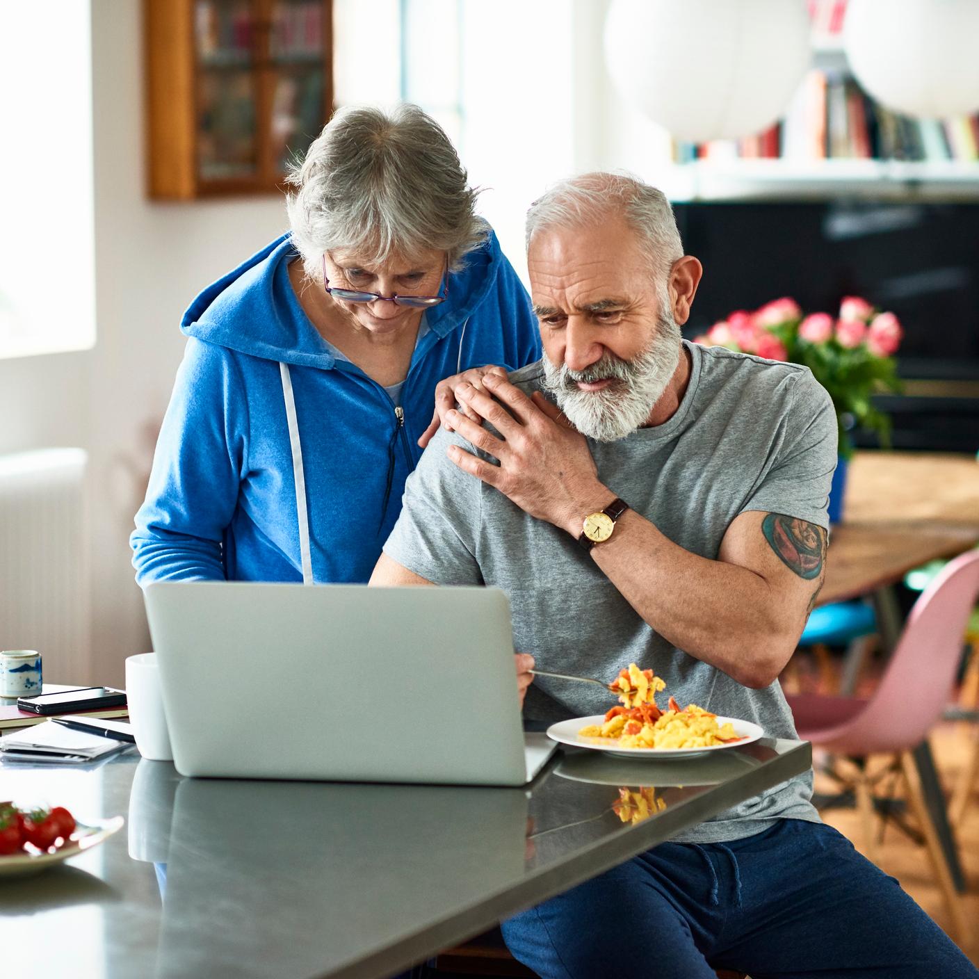 pareja de ancianos trabajando con un portátil