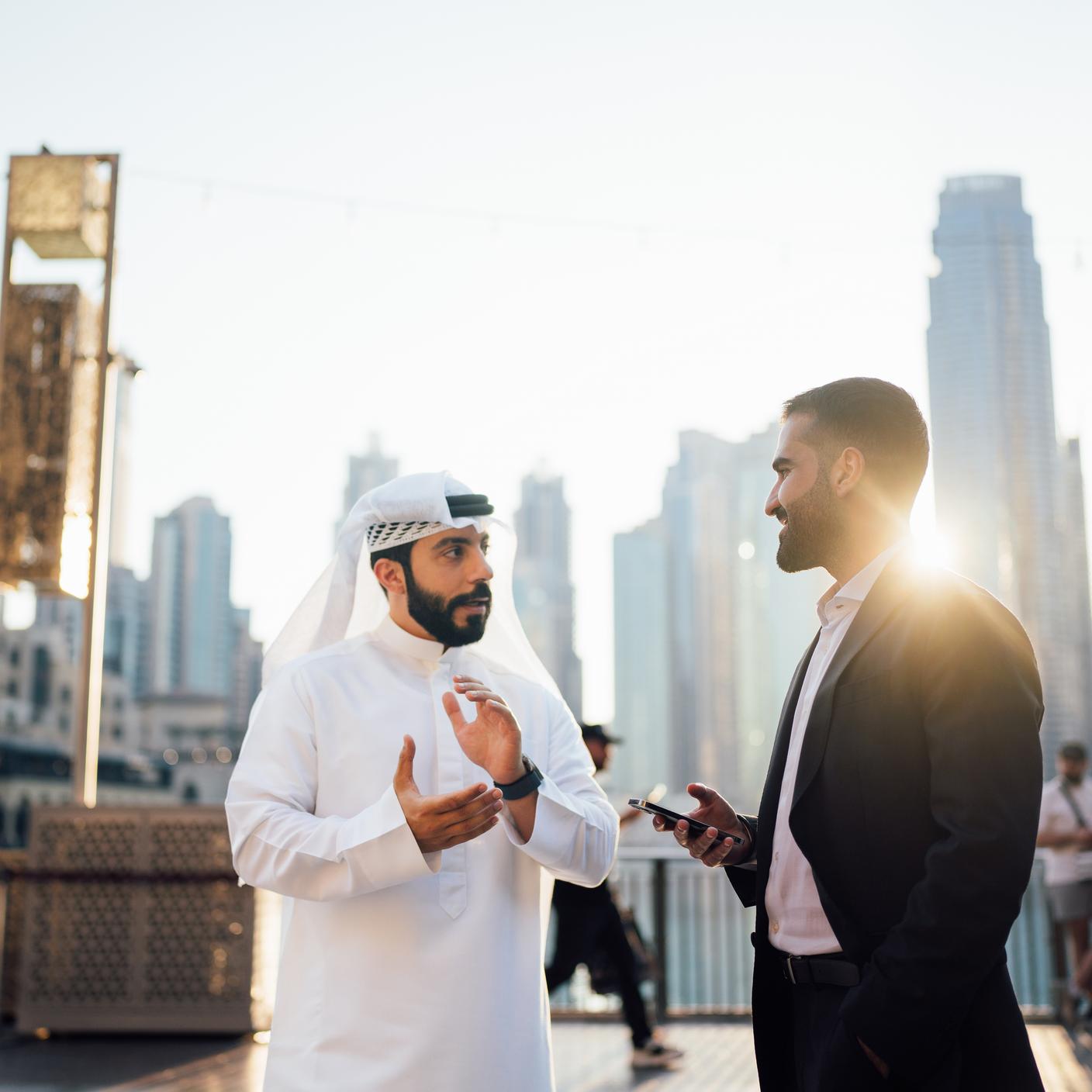 Zwei Geschäftsleute unterhalten sich in Dubai
