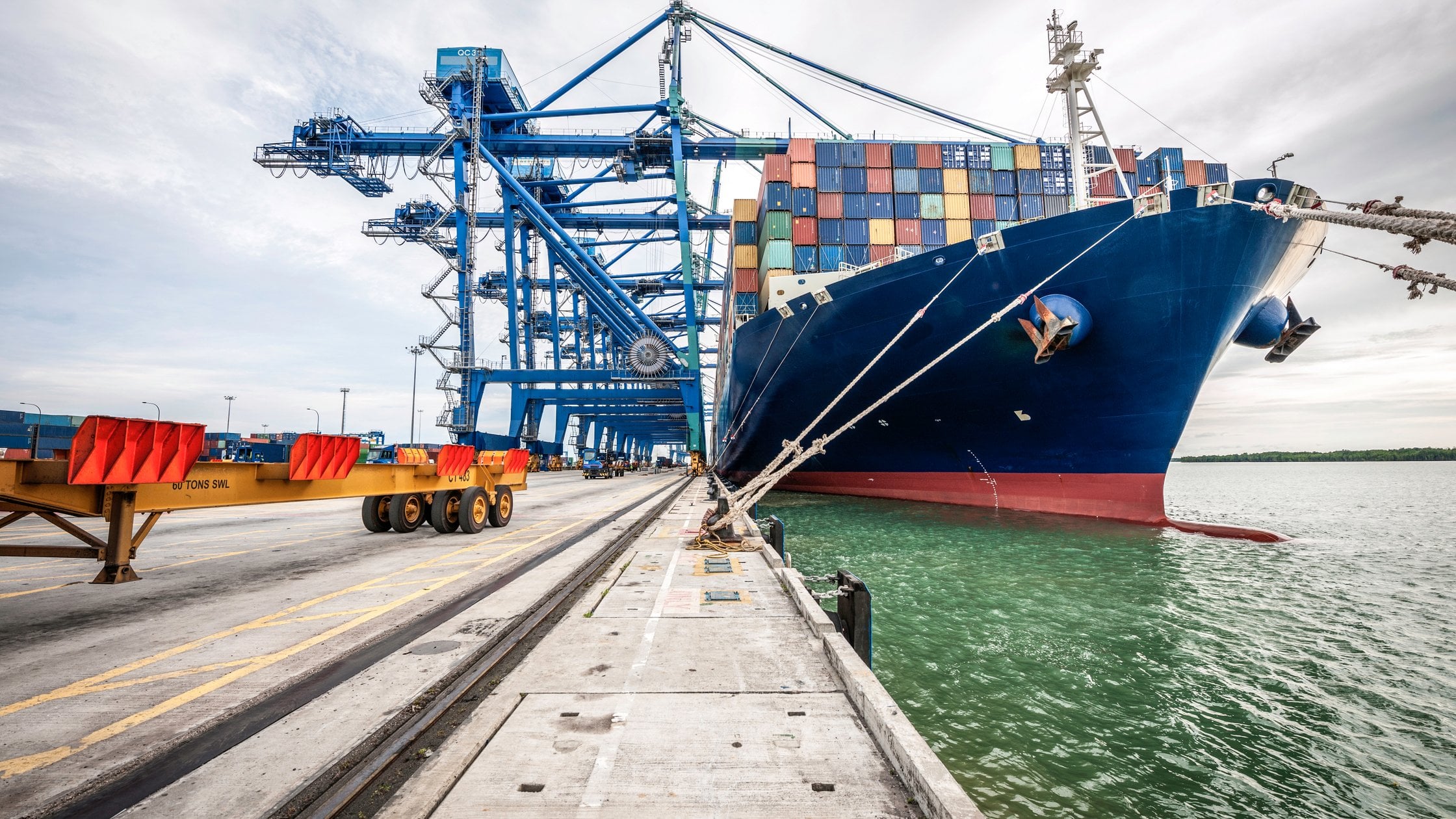 Buque portacontenedores en el puerto de Klang, Malasia